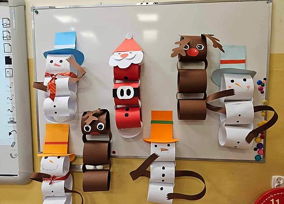 Grafika 18: Uczniowie klasy IIIA wspólnie z rodzicami przygotowali stroiki na świąteczny kiermasz