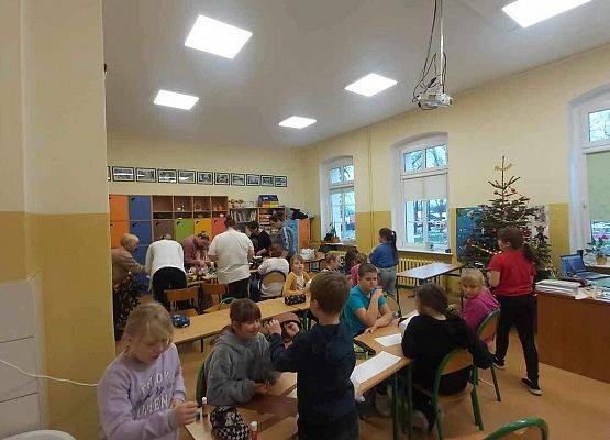 Grafika 19: Uczniowie klasy IIIA wspólnie z rodzicami przygotowali stroiki na świąteczny kiermasz