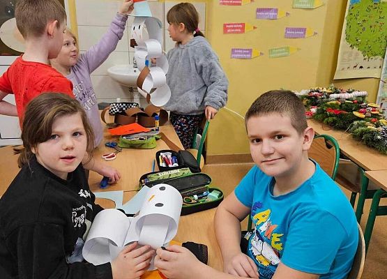 Grafika 20: Uczniowie klasy IIIA wspólnie z rodzicami przygotowali stroiki na świąteczny kiermasz
