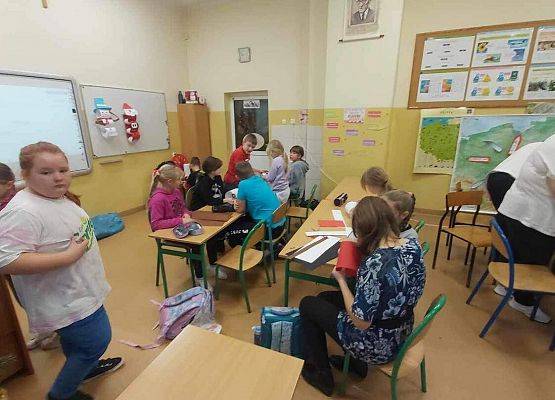 Grafika 21: Uczniowie klasy IIIA wspólnie z rodzicami przygotowali stroiki na świąteczny kiermasz