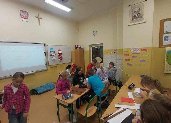 Grafika 22: Uczniowie klasy IIIA wspólnie z rodzicami przygotowali stroiki na świąteczny kiermasz