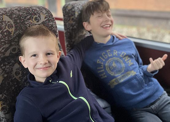 Grafika 2: Klasy czwarte pojechały do lęborskiego kina na film "Kajtek Czarodziej"