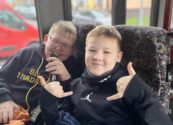 Grafika 1: Klasy czwarte pojechały do lęborskiego kina na film "Kajtek Czarodziej"