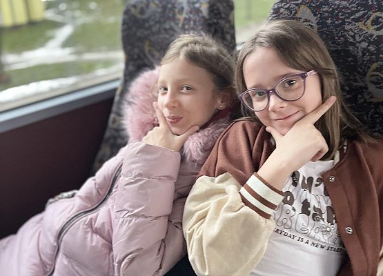 Grafika 3: Klasy czwarte pojechały do lęborskiego kina na film "Kajtek Czarodziej"