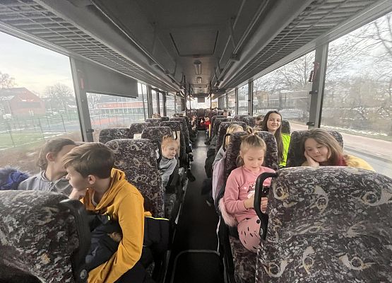 Grafika 4: Klasy czwarte pojechały do lęborskiego kina na film "Kajtek Czarodziej"