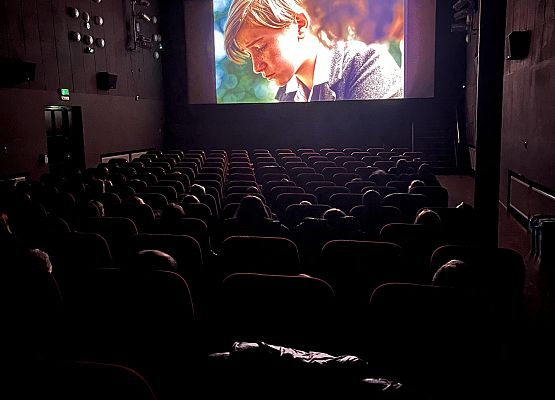 Grafika 5: Klasy czwarte pojechały do lęborskiego kina na film "Kajtek Czarodziej"