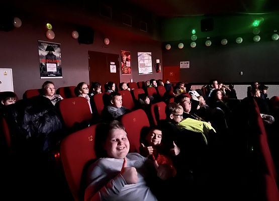 Grafika 6: Klasy czwarte pojechały do lęborskiego kina na film "Kajtek Czarodziej"