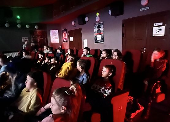 Grafika 8: Klasy czwarte pojechały do lęborskiego kina na film "Kajtek Czarodziej"