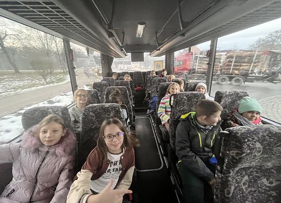 Grafika 9: Klasy czwarte pojechały do lęborskiego kina na film "Kajtek Czarodziej"