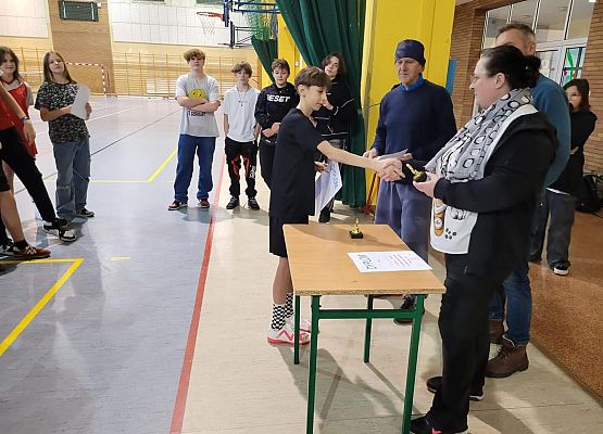 Grafika 3: Super występ naszych uczniów w świątecznym turnieju badmintona w Łebie!