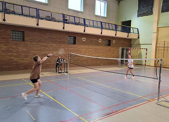 Grafika 6: Super występ naszych uczniów w świątecznym turnieju badmintona w Łebie!