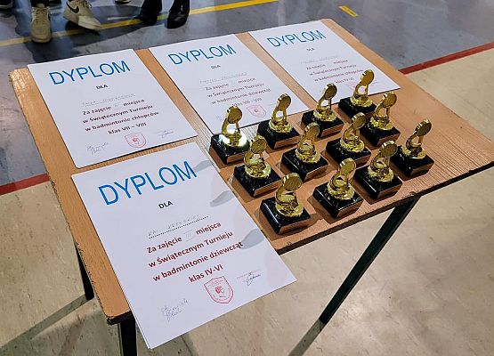 Grafika 5: Super występ naszych uczniów w świątecznym turnieju badmintona w Łebie!