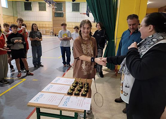 Grafika 8: Super występ naszych uczniów w świątecznym turnieju badmintona w Łebie!