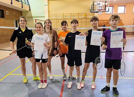 Grafika 7: Super występ naszych uczniów w świątecznym turnieju badmintona w Łebie!