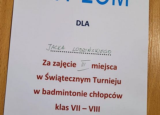 Grafika 13: Super występ naszych uczniów w świątecznym turnieju badmintona w Łebie!