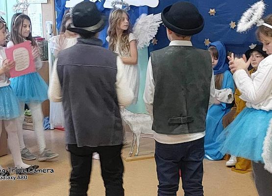 Grafika 8: Spotkanie wigilijne z Rodzicami w klasie IIIB połączone z Jasełkami oraz Mikołajem