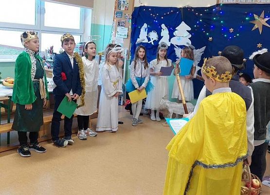 Grafika 11: Spotkanie wigilijne z Rodzicami w klasie IIIB połączone z Jasełkami oraz Mikołajem