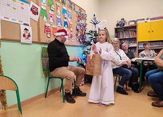 Grafika 13: Spotkanie wigilijne z Rodzicami w klasie IIIB połączone z Jasełkami oraz Mikołajem