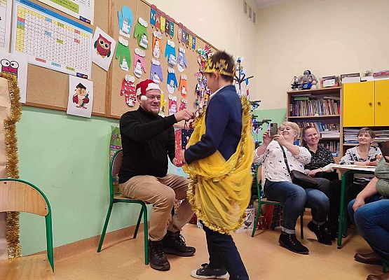 Grafika 17: Spotkanie wigilijne z Rodzicami w klasie IIIB połączone z Jasełkami oraz Mikołajem