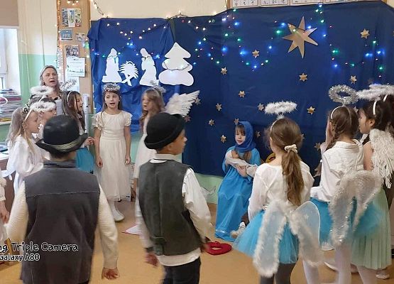 Grafika 23: Spotkanie wigilijne z Rodzicami w klasie IIIB połączone z Jasełkami oraz Mikołajem