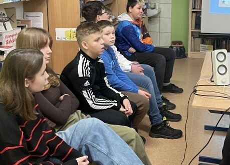 Grafika 2: Gościnne zajęcia biblioteczne dla uczniów z Maszewka w naszej szkolnej bibliotece