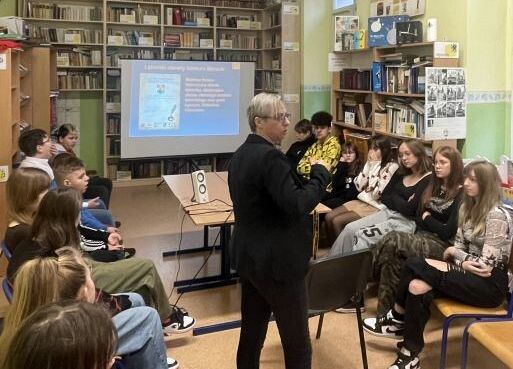 Grafika 4: Gościnne zajęcia biblioteczne dla uczniów z Maszewka w naszej szkolnej bibliotece