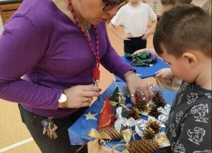 Grafika 2: Dzieci ze świetlicy wręczyły świąteczne upominki i złożyły życzenia pracownikom szkoły