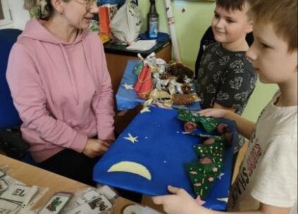 Grafika 3: Dzieci ze świetlicy wręczyły świąteczne upominki i złożyły życzenia pracownikom szkoły