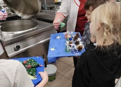 Grafika 4: Dzieci ze świetlicy wręczyły świąteczne upominki i złożyły życzenia pracownikom szkoły