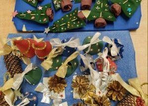 Grafika 5: Dzieci ze świetlicy wręczyły świąteczne upominki i złożyły życzenia pracownikom szkoły