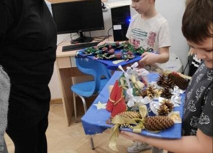 Grafika 6: Dzieci ze świetlicy wręczyły świąteczne upominki i złożyły życzenia pracownikom szkoły