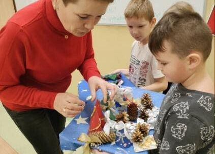 Grafika 7: Dzieci ze świetlicy wręczyły świąteczne upominki i złożyły życzenia pracownikom szkoły