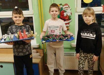 Grafika 8: Dzieci ze świetlicy wręczyły świąteczne upominki i złożyły życzenia pracownikom szkoły