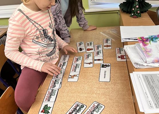 Grafika 2: Świąteczny klimat zawitał też na lekcje języka angielskiego. Merry Christmas Everyone! 