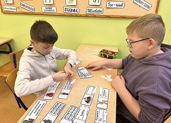 Grafika 3: Świąteczny klimat zawitał też na lekcje języka angielskiego. Merry Christmas Everyone! 