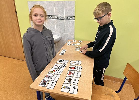 Grafika 9: Świąteczny klimat zawitał też na lekcje języka angielskiego. Merry Christmas Everyone! 