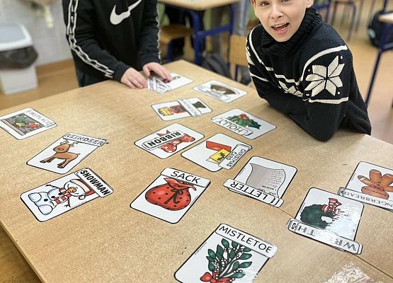 Grafika 14: Świąteczny klimat zawitał też na lekcje języka angielskiego. Merry Christmas Everyone! 