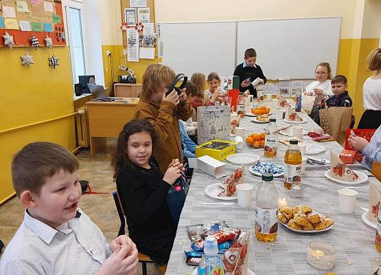 Grafika 7: Świąteczne pozdrowienia od kl. IVA