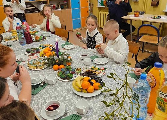 Grafika 7: Wigilia klasowa w IIIA