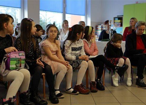 Grafika 2: Nasze uczennice pięknie zaprezentowały się w Gminnym konkursie kolęd i pastorałek w Szczenurzy