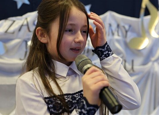 Grafika 4: Nasze uczennice pięknie zaprezentowały się w Gminnym konkursie kolęd i pastorałek w Szczenurzy