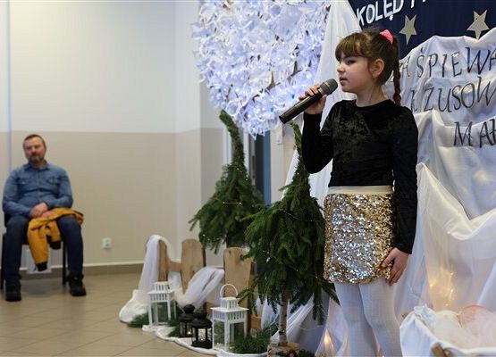 Grafika 9: Nasze uczennice pięknie zaprezentowały się w Gminnym konkursie kolęd i pastorałek w Szczenurzy