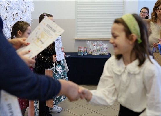 Grafika 12: Nasze uczennice pięknie zaprezentowały się w Gminnym konkursie kolęd i pastorałek w Szczenurzy