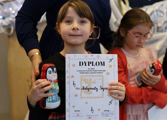 Grafika 14: Nasze uczennice pięknie zaprezentowały się w Gminnym konkursie kolęd i pastorałek w Szczenurzy