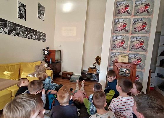 Grafika 3: Kopciuszek na dawnych slajdach bohaterem zajęć bibliotecznych dla kl. IB w Bibliotece Szkolnej w Wicku