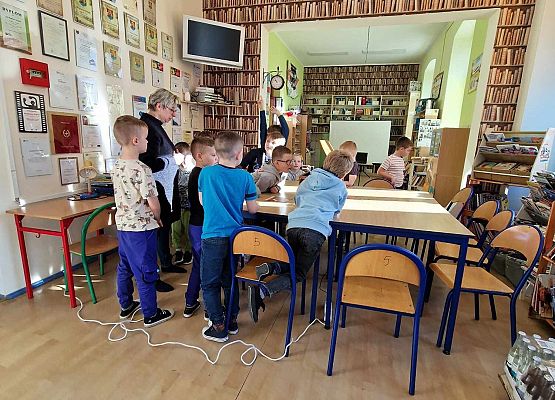 Grafika 4: Kopciuszek na dawnych slajdach bohaterem zajęć bibliotecznych dla kl. IB w Bibliotece Szkolnej w Wicku