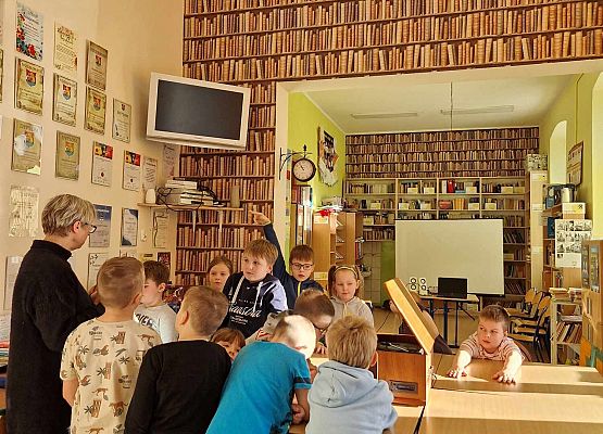 Grafika 5: Kopciuszek na dawnych slajdach bohaterem zajęć bibliotecznych dla kl. IB w Bibliotece Szkolnej w Wicku