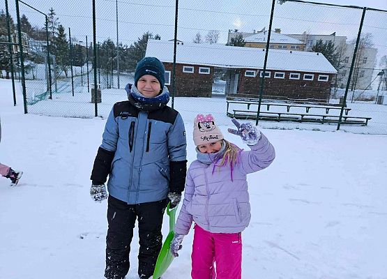 Grafika 1: Lekcja w-f klasy IIIA na śniegu