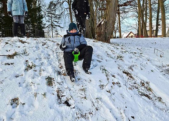 Grafika 2: Lekcja w-f klasy IIIA na śniegu