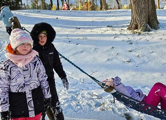 Grafika 3: Lekcja w-f klasy IIIA na śniegu